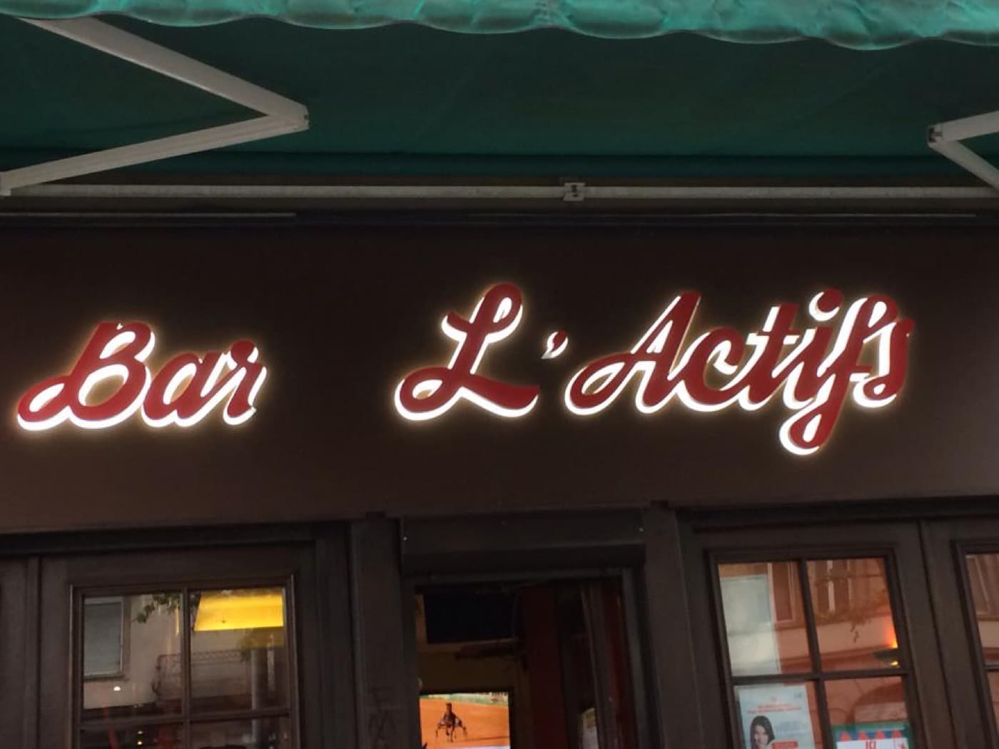 Enseigne rétroéclairée du Bar L'Actifs à Strasbourg