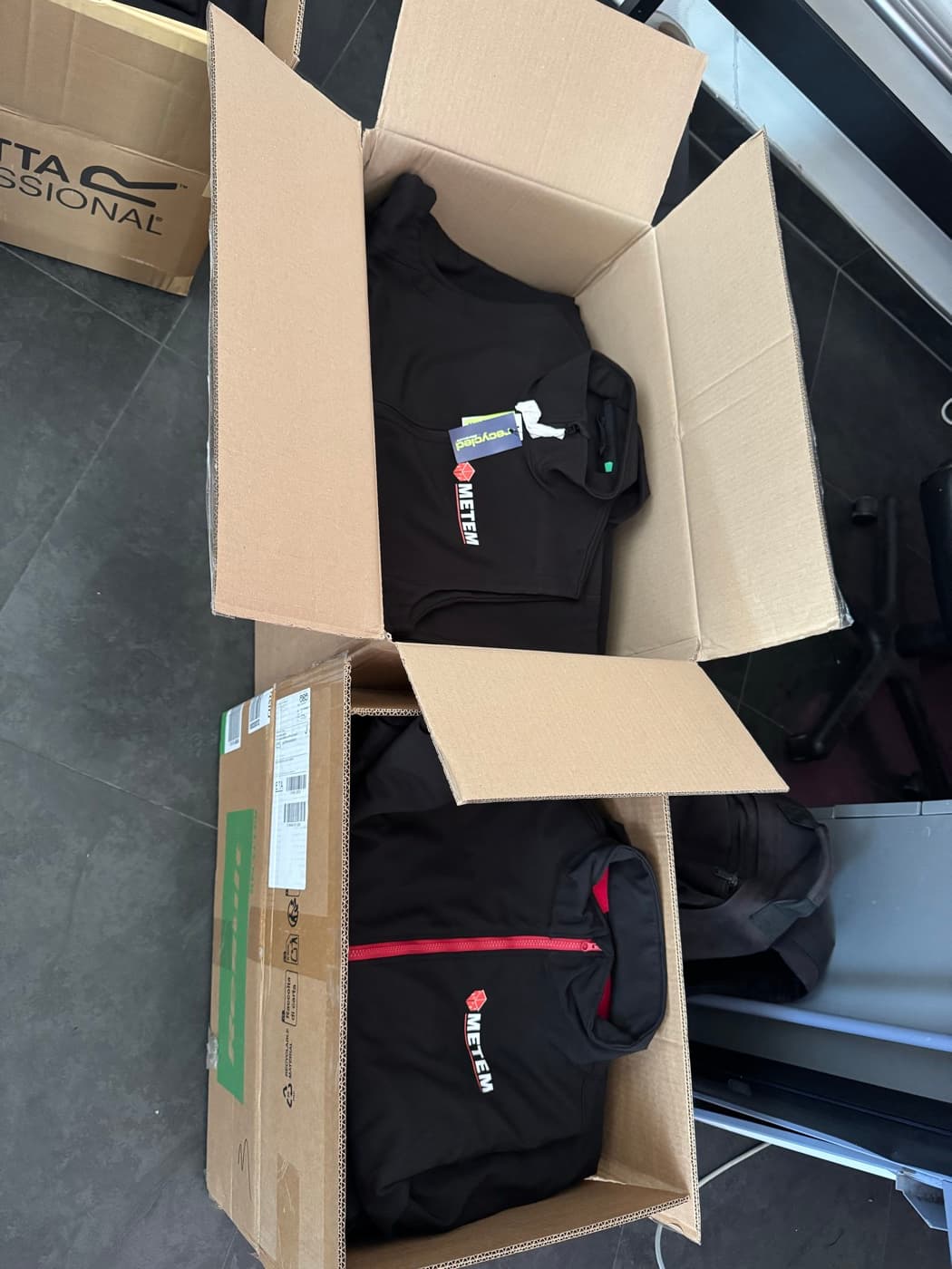 Vestes softshell noires logo METEM, prêtes à être livrées