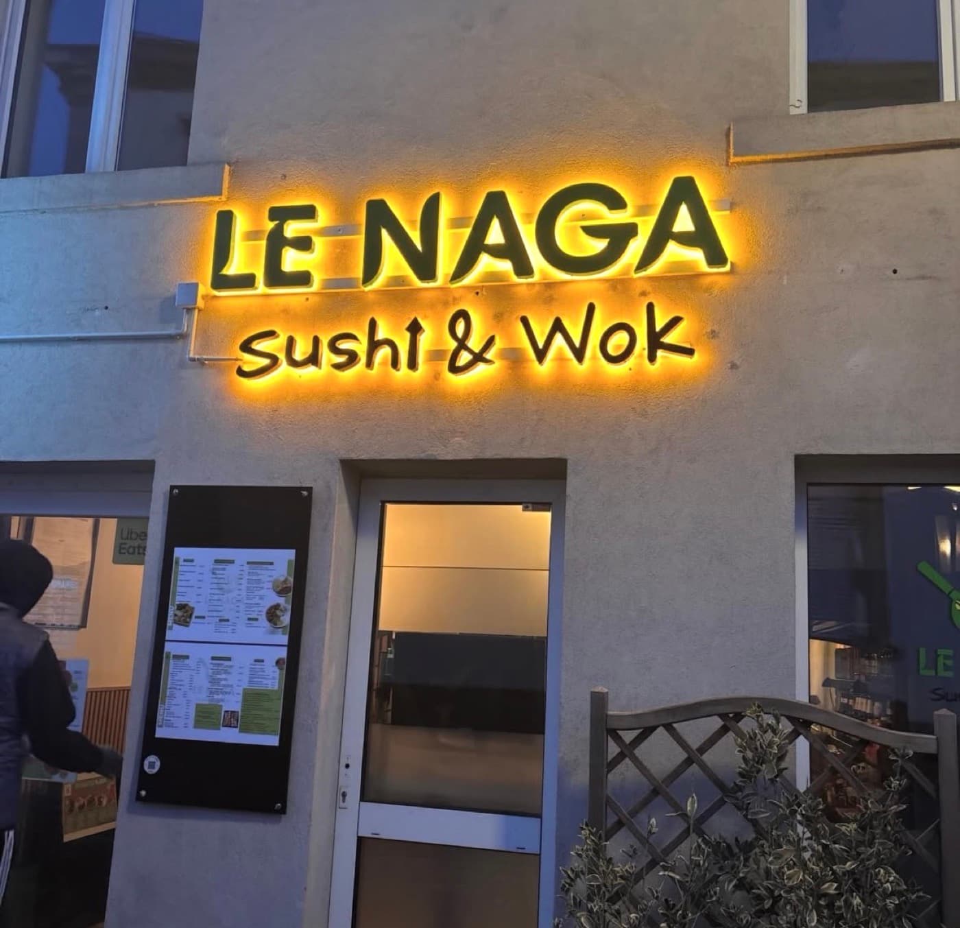 Nouvelle enseigne lumineuse Le Naga Sushi & Wok posée, éclairée de nuit