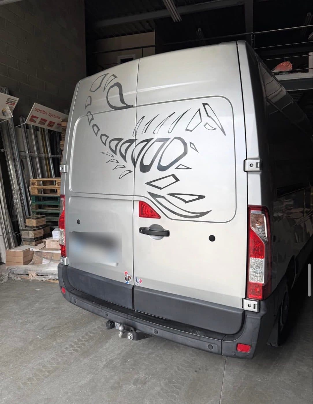 Utilitaire Renault Master habillé d'un scorpion en vinyle découpé