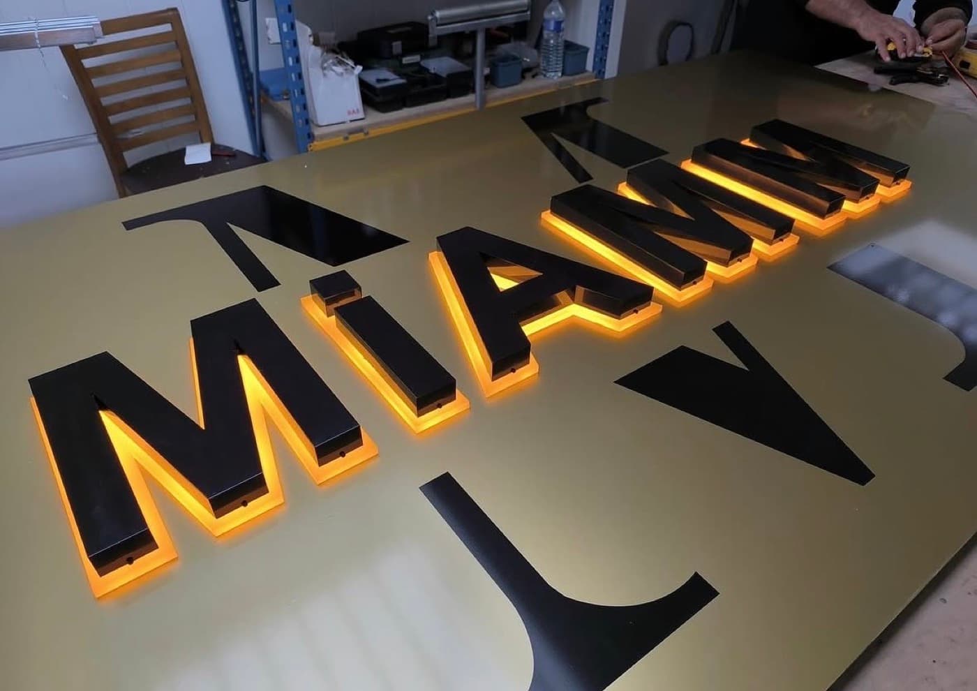 Enseigne lumineuse en fabrication à l'atelier