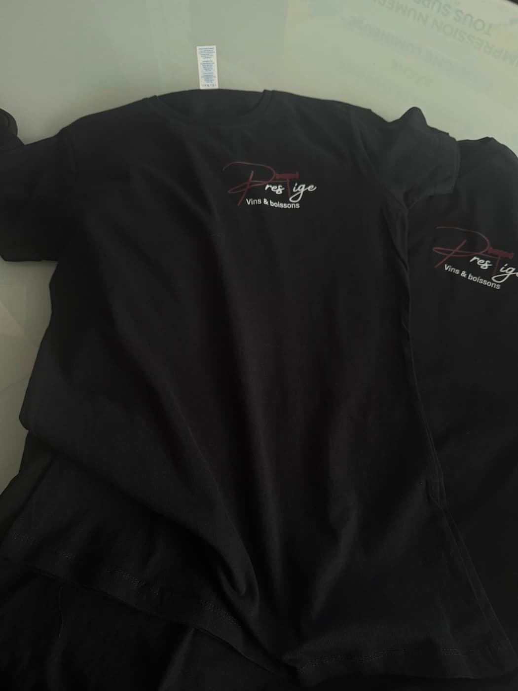 T-shirts Prestige marqués en DTF à l'atelier