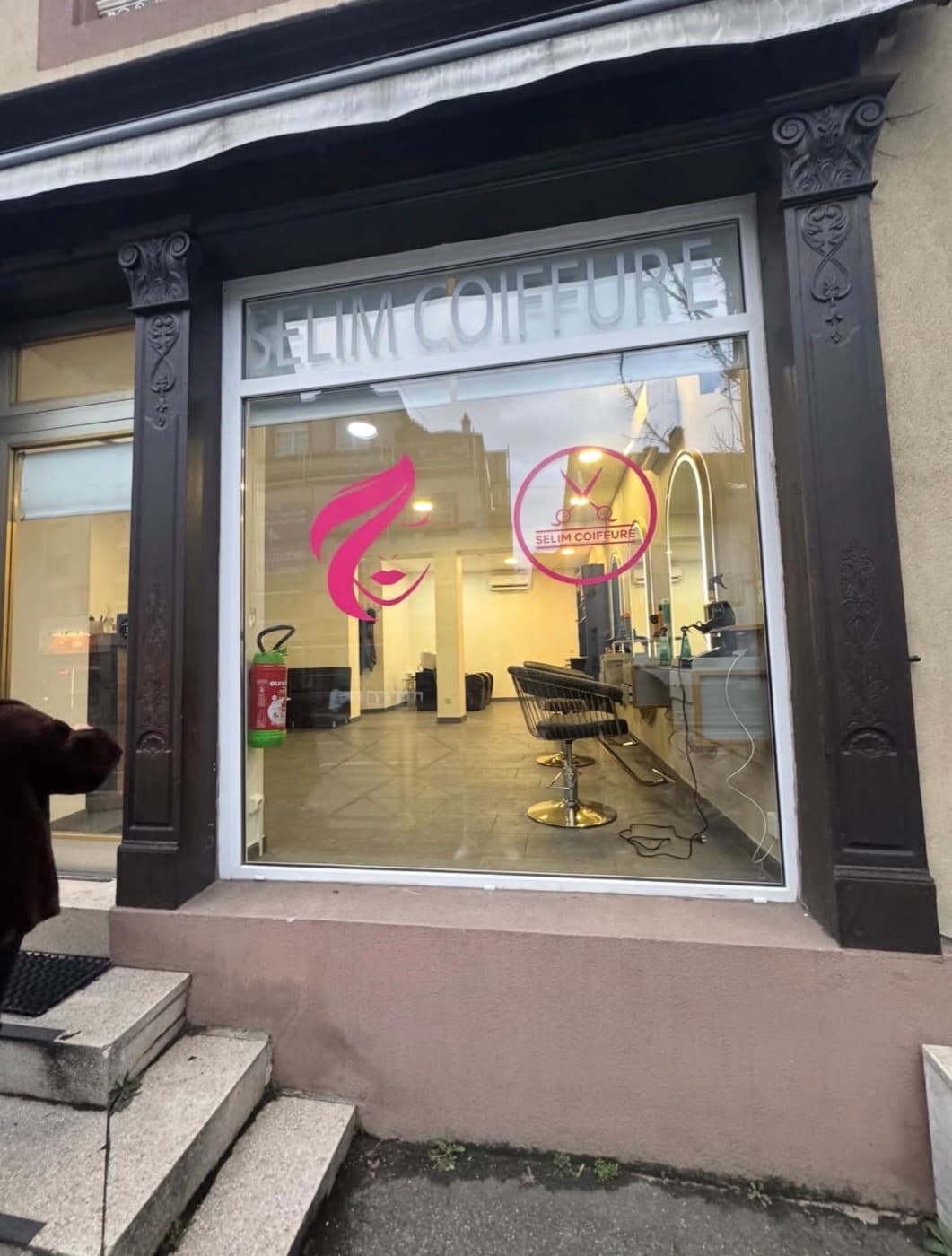 Vitrine habillée en lettrage vinyle chez Selim Coiffure