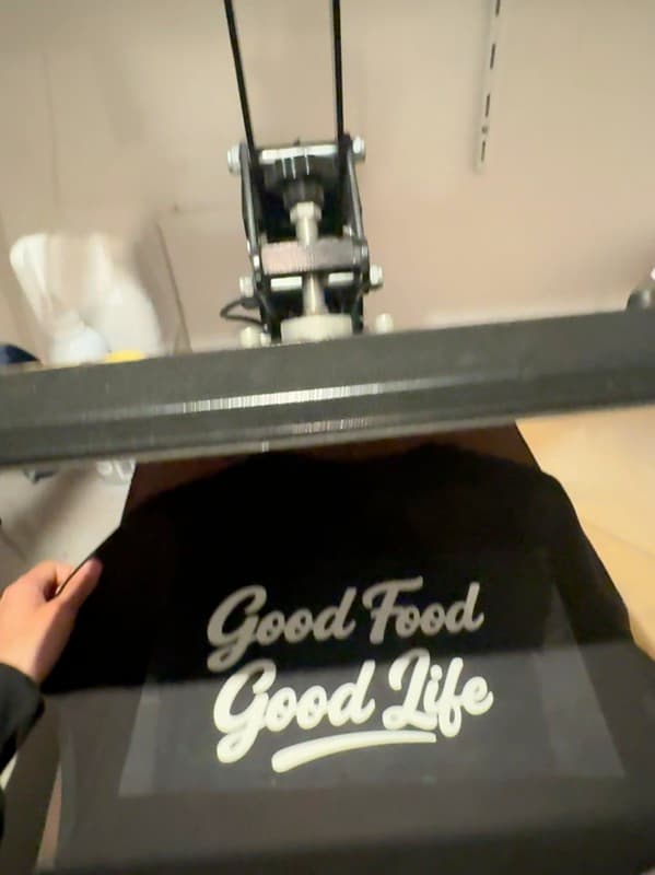 Pressage à chaud d'un textile à l'atelier HM Global